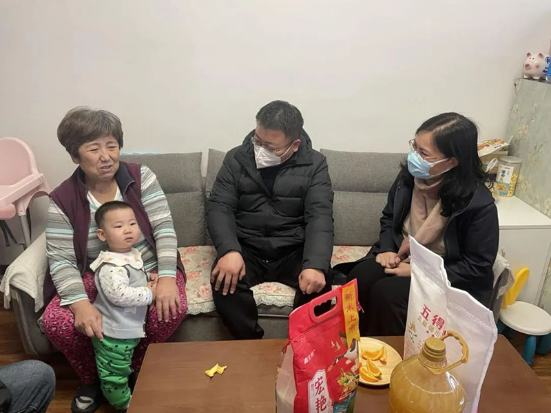 董事長(zhǎng)參加“人大代表、政協(xié)委員走進(jìn)社區(qū)，開展居民議事協(xié)商”活動(dòng).jpg